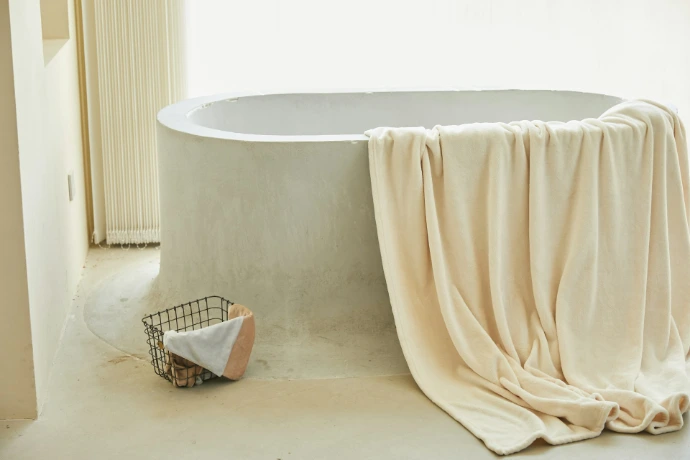 Serviette de bain posée sur une baignoire