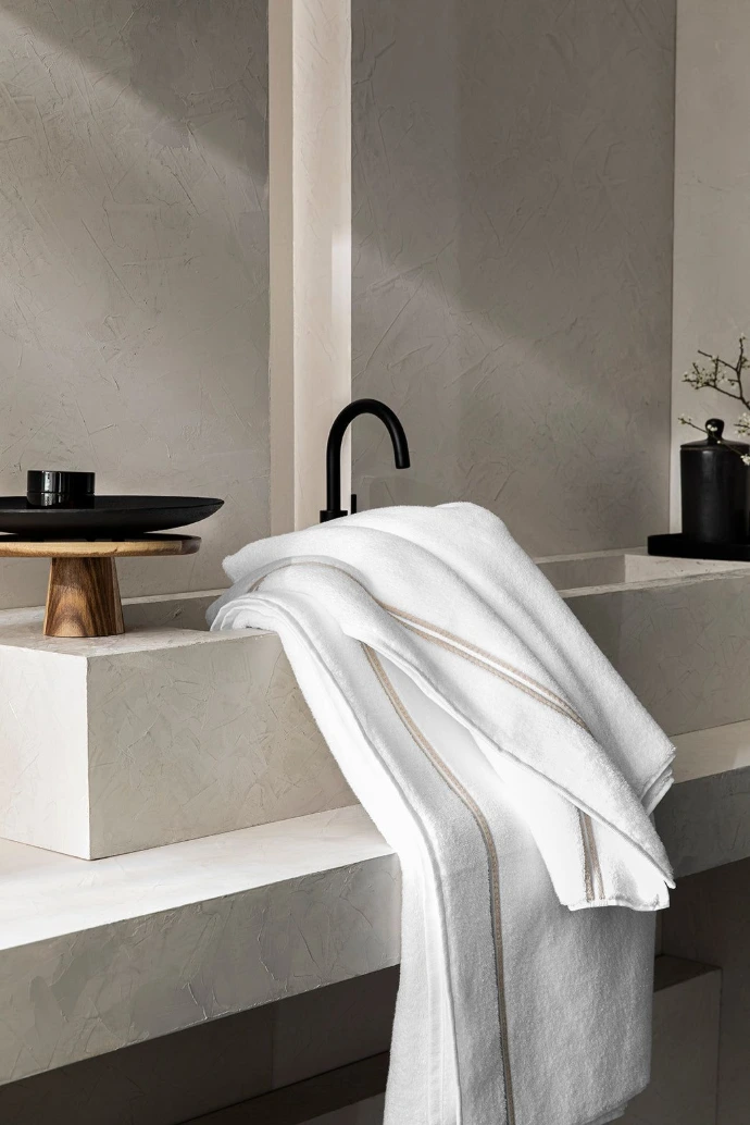 Serviettes blanches dans une salle de bain de location saisonnière