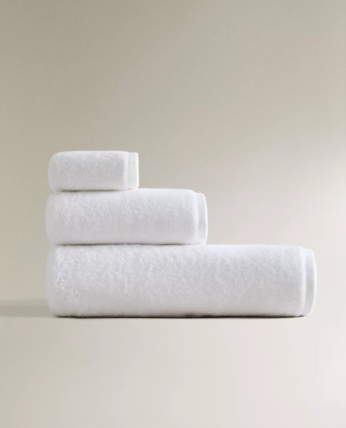 Pile de serviettes blanches de qualité hôtelière