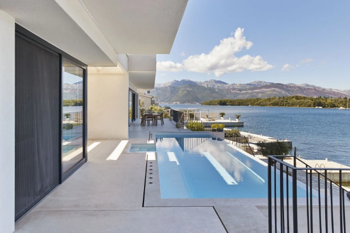 Villa de luxe avec piscine et vue sur la mer sur la Côte d'Azur