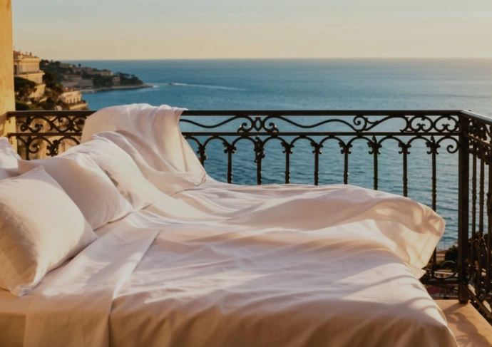 Chambre avec vue mer et linge de lit prêt pour l'arrivée des voyageurs